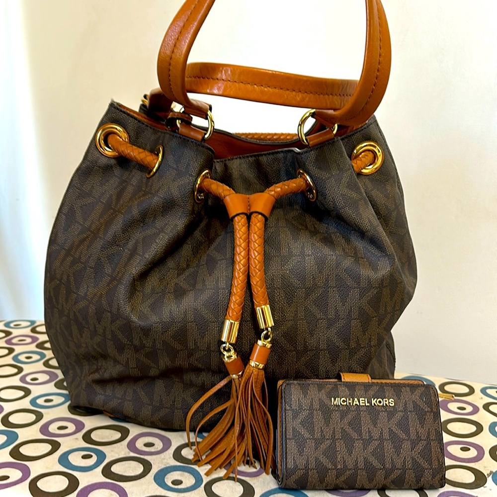 Classic MK Micheal Kors design.